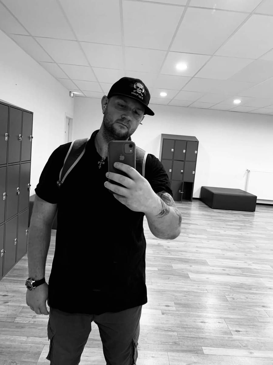 Profil de Leart, 41 ans, Cruising gay à Saint-Honoré (Québec)