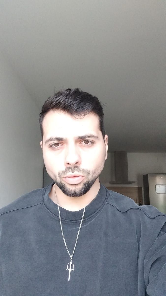 Profil de Engueran, 26 ans, Cruising gay à Charette (Québec)